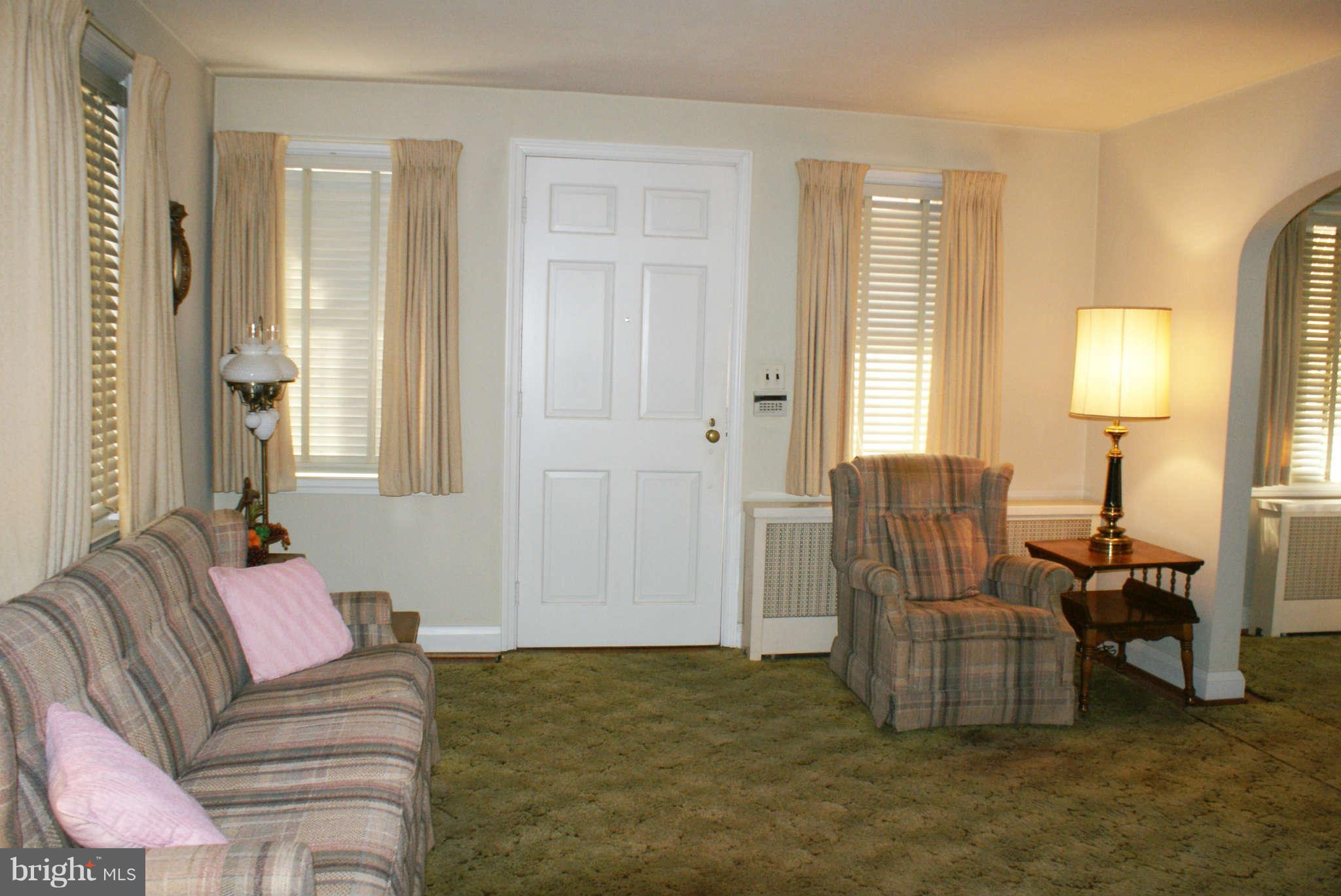 709 Dorchester Road Baltimore, MD 21229 - Photo 2 of 20 Living Room, View 1