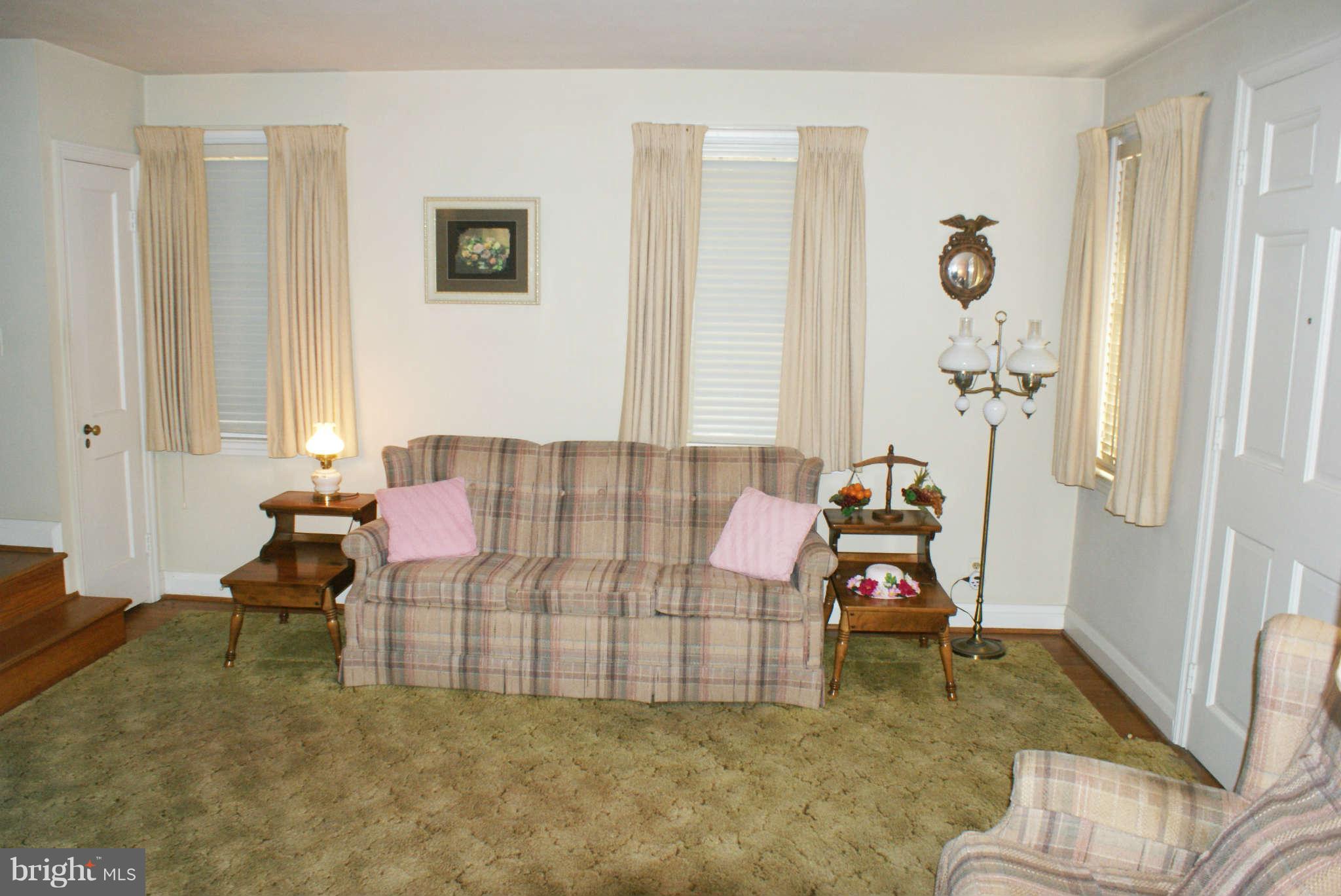 709 Dorchester Road Baltimore, MD 21229 - Photo 4 of 20 Living Room, View 2