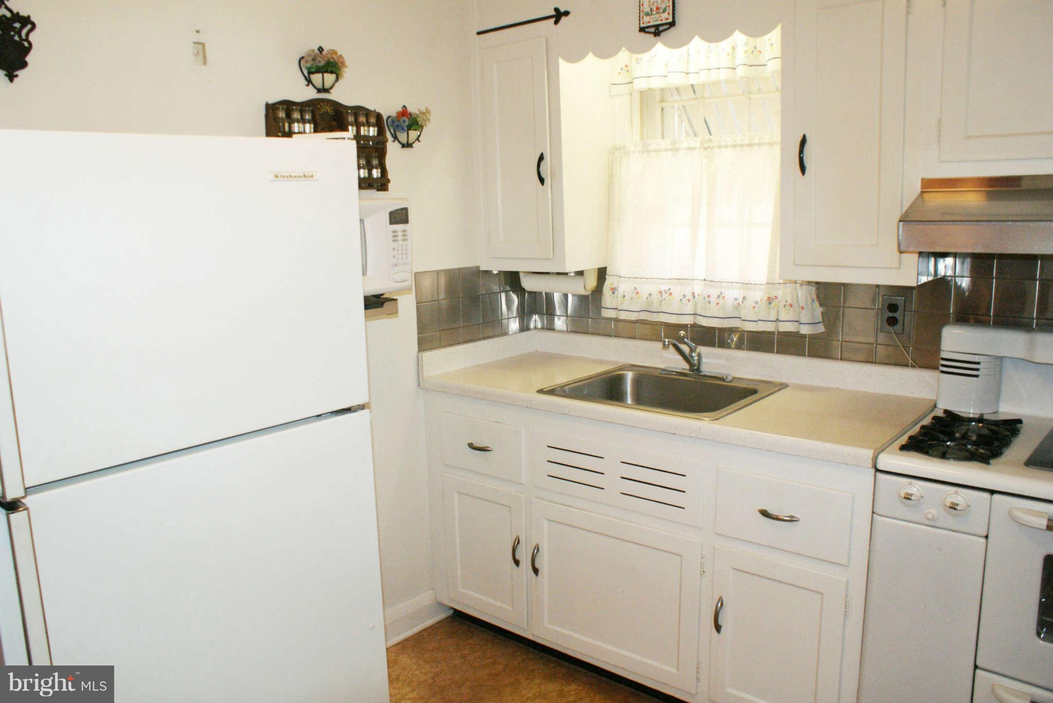 709 Dorchester Road Baltimore, MD 21229 - Photo 6 of 20 Kitchen, View 1