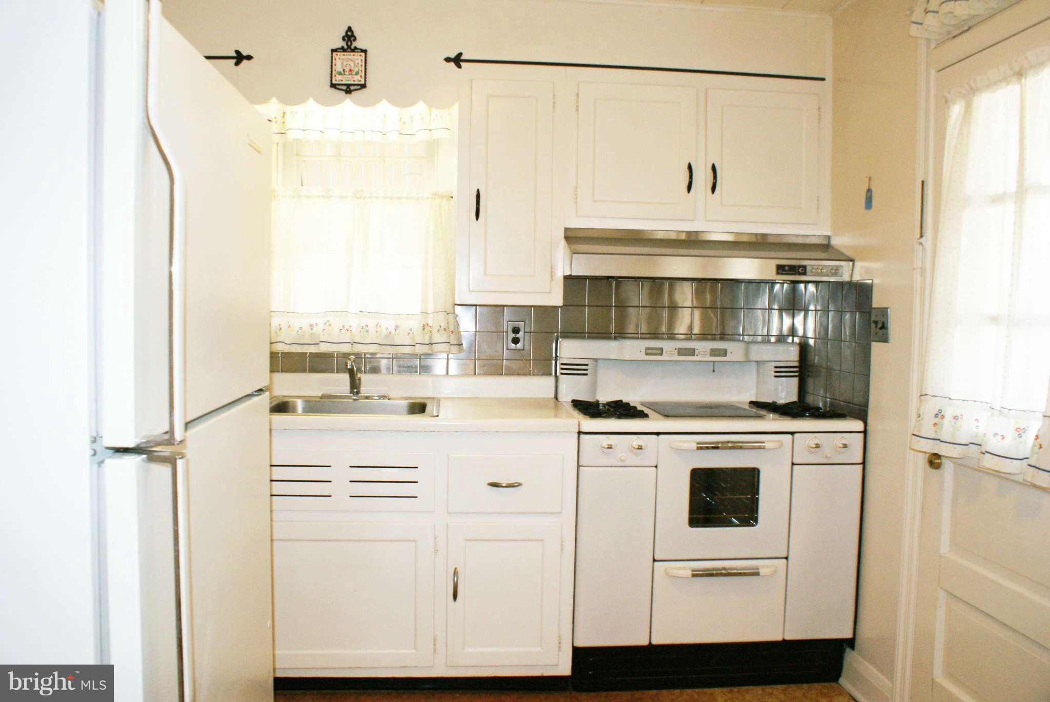 709 Dorchester Road Baltimore, MD 21229 - Photo 7 of 20 Kitchen, View 2