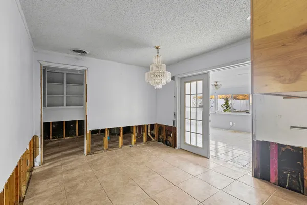 a view of livingroom with furniture