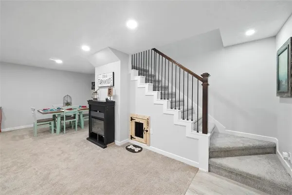 a view of entryway with workspace and livingroom view
