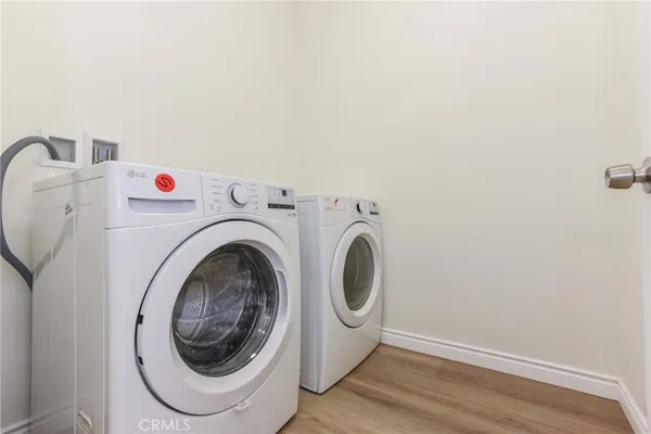 a view of a back yard