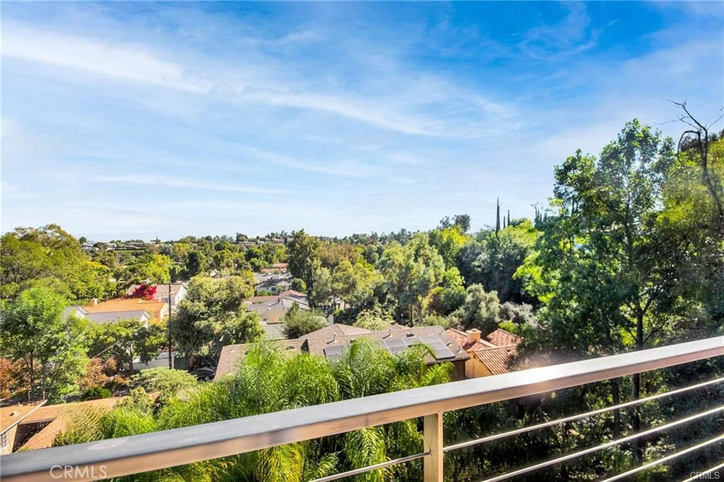 5084 Campo Road Los Angeles, CA 91364 - Photo 24 of 29 a view of a yard from balcony