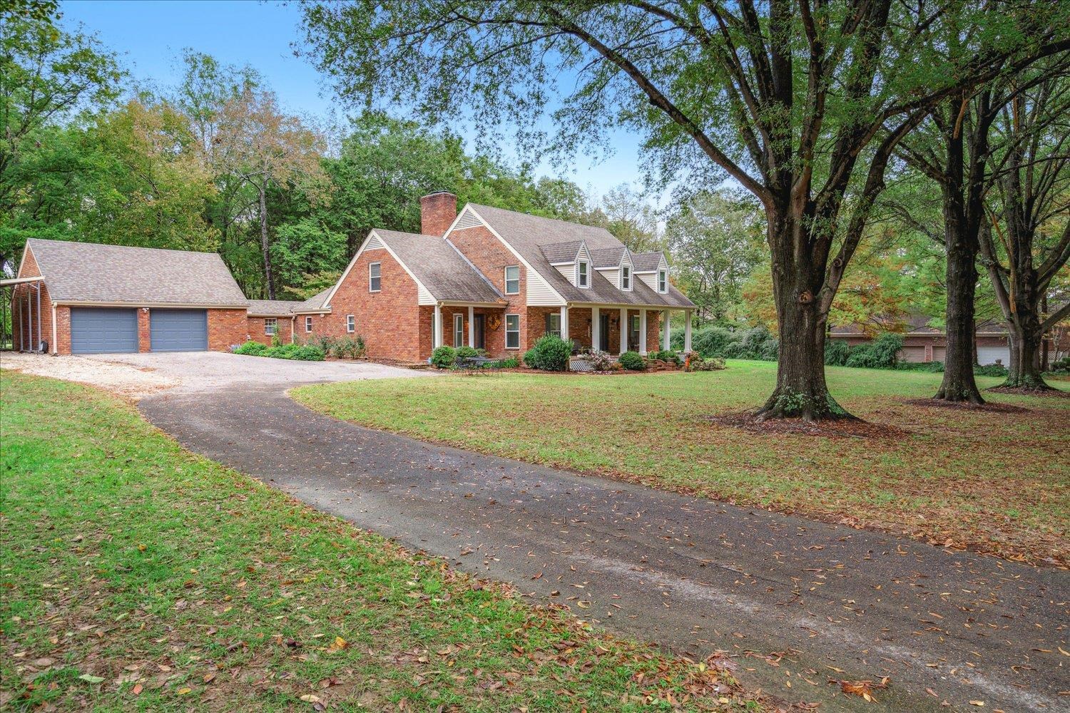 8450 Thor Road Memphis, TN 38018 - Photo 2 of 32 View of front facade with an outbuilding, a front yard, and a garage