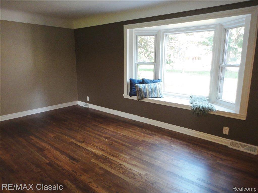 620 West Livingston Road Highland, MI 48357 - Photo 7 of 25 Living Room