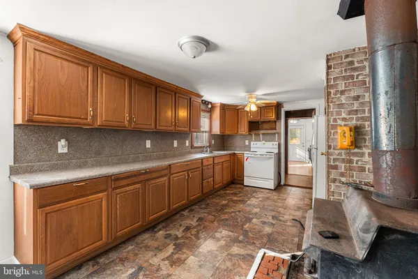 a kitchen that has a stove and a refrigerator