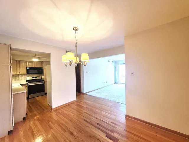 $164,900 | 5715 Park Place, Unit J2, Crestwood, IL 60418