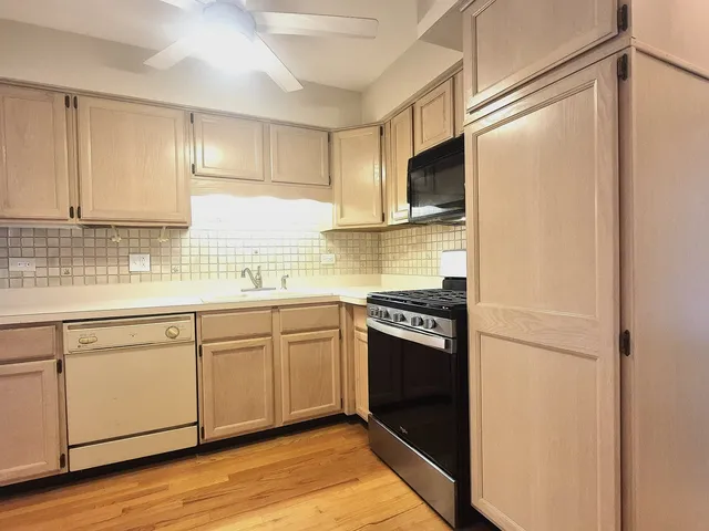 $164,900 | 5715 Park Place, Unit J2, Crestwood, IL 60418