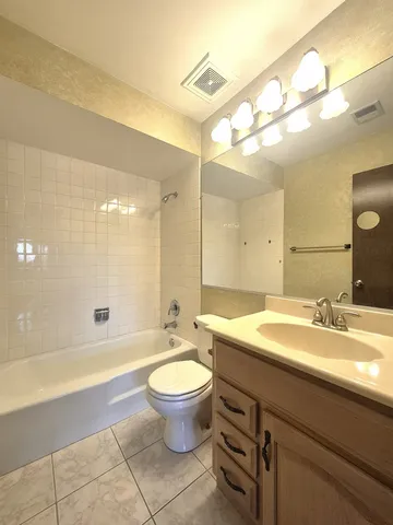 $164,900 | 5715 Park Place, Unit J2, Crestwood, IL 60418