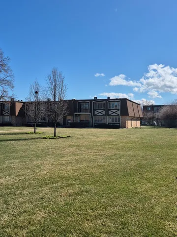 $164,900 | 5715 Park Place, Unit J2, Crestwood, IL 60418