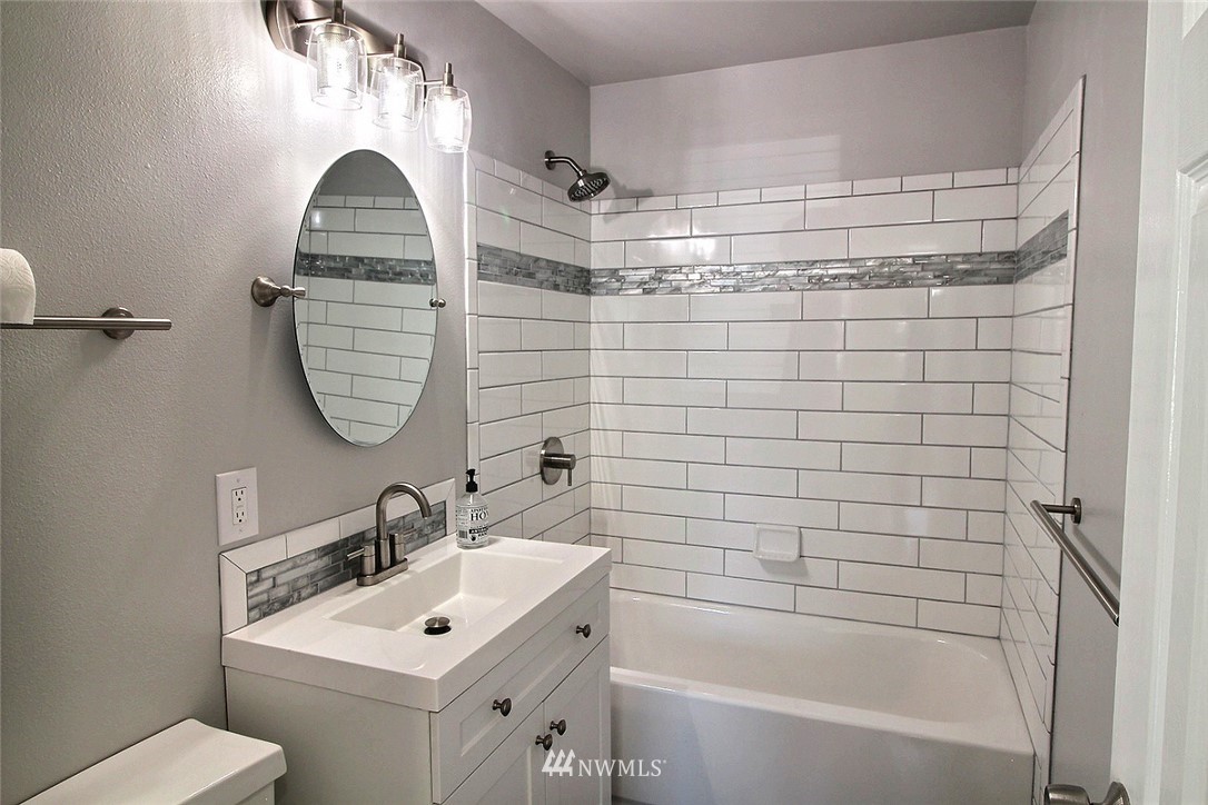2303 Northeast 8th Place Renton, WA 98056 - Photo 12 of 25 Gallery Image 12