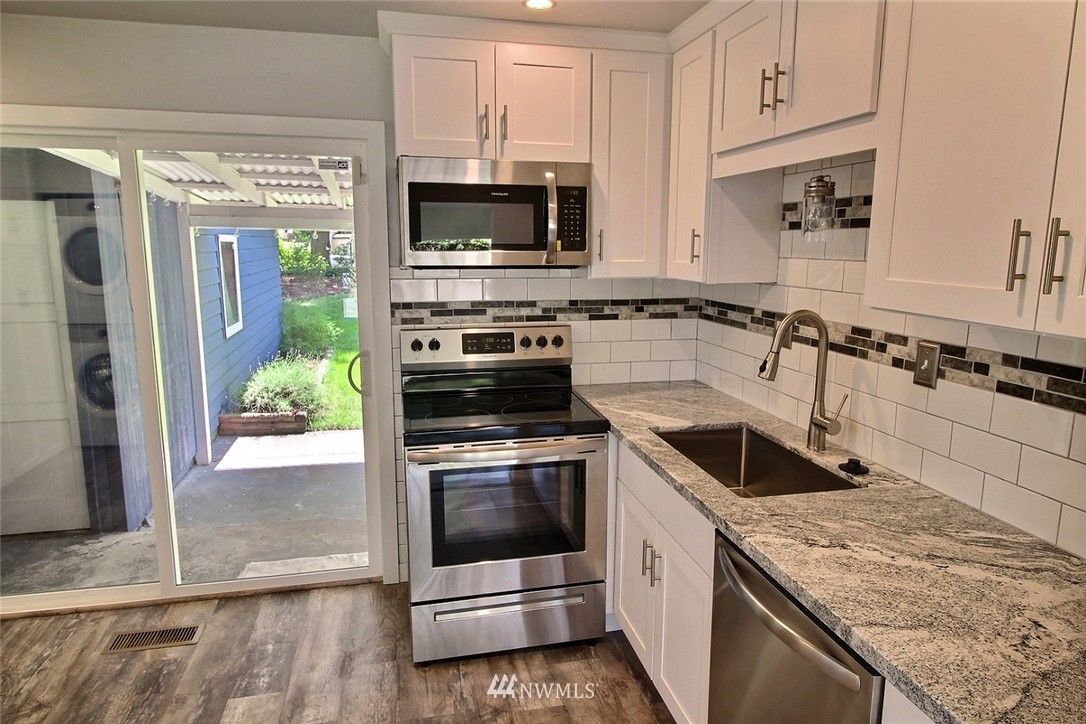 2303 Northeast 8th Place Renton, WA 98056 - Photo 4 of 25 Gallery Image 4