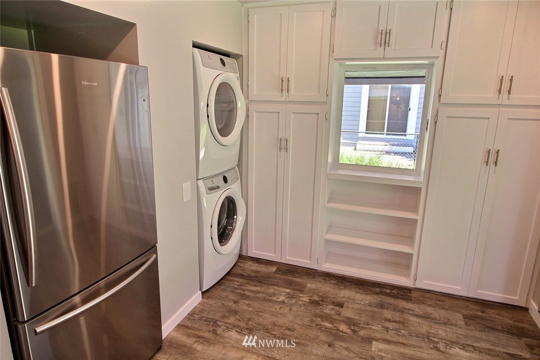 2303 Northeast 8th Place Renton, WA 98056 - Photo 7 of 25 Gallery Image 7