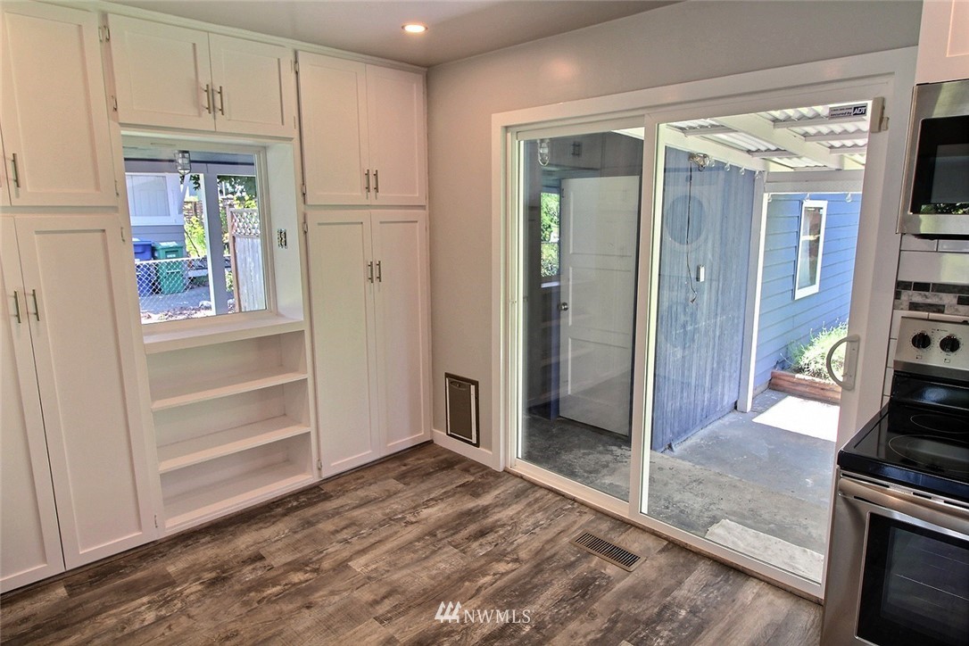 2303 Northeast 8th Place Renton, WA 98056 - Photo 8 of 25 Gallery Image 8