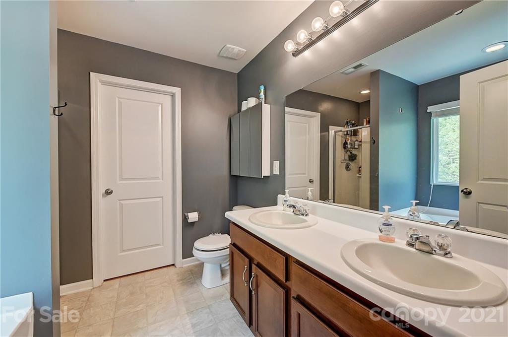 923 Rook Road Charlotte, NC 28216 - Photo 24 of 36 a bathroom with 2 sink and a mirror