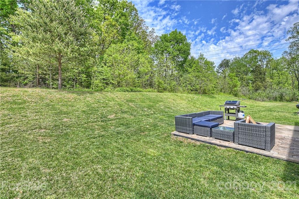 923 Rook Road Charlotte, NC 28216 - Photo 32 of 36 a backyard of a house with table and chairs