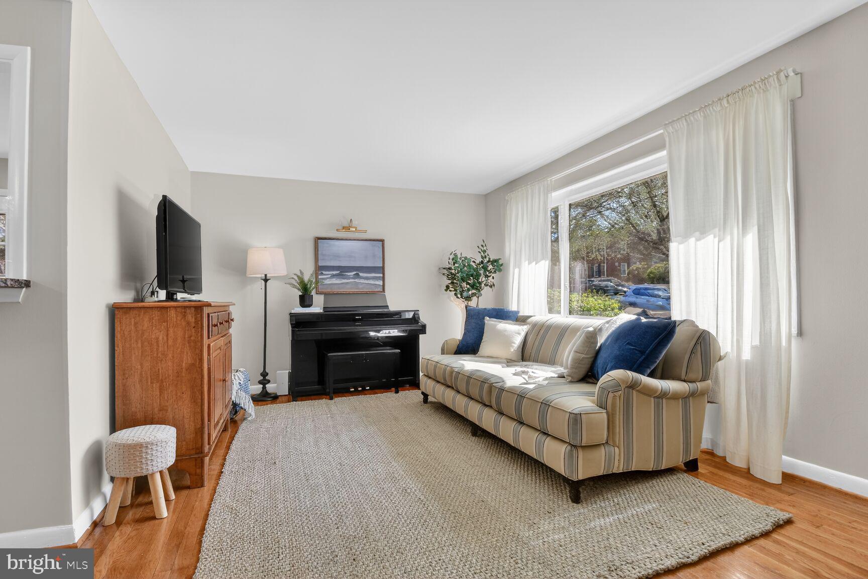 9914 Grayson Avenue Silver Spring, MD 20901 - Photo 4 of 27