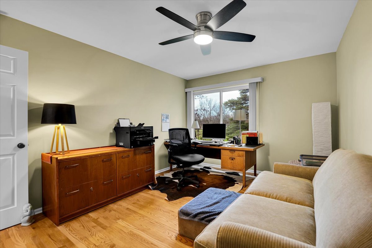 196 Shoreline Road Lake Barrington, IL 60010 - Photo 13 of 33