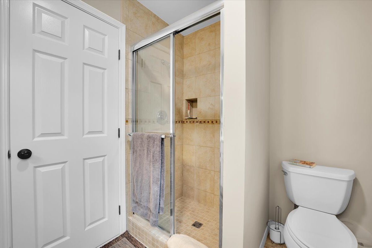 196 Shoreline Road Lake Barrington, IL 60010 - Photo 17 of 33