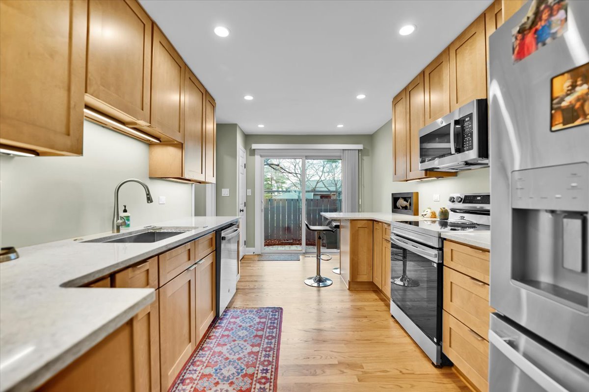 196 Shoreline Road Lake Barrington, IL 60010 - Photo 5 of 33