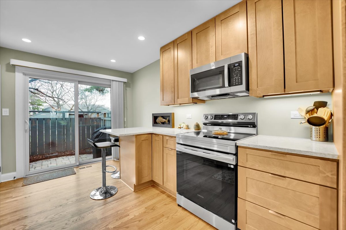 196 Shoreline Road Lake Barrington, IL 60010 - Photo 6 of 33