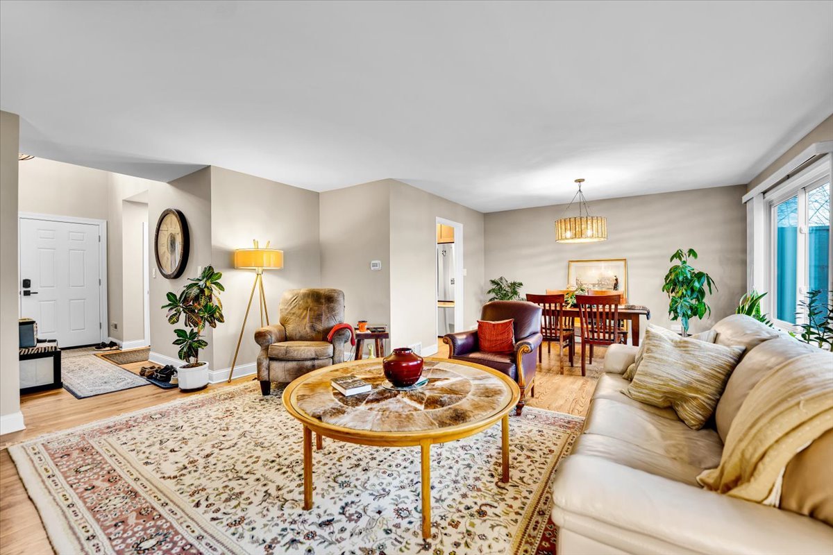 196 Shoreline Road Lake Barrington, IL 60010 - Photo 7 of 33