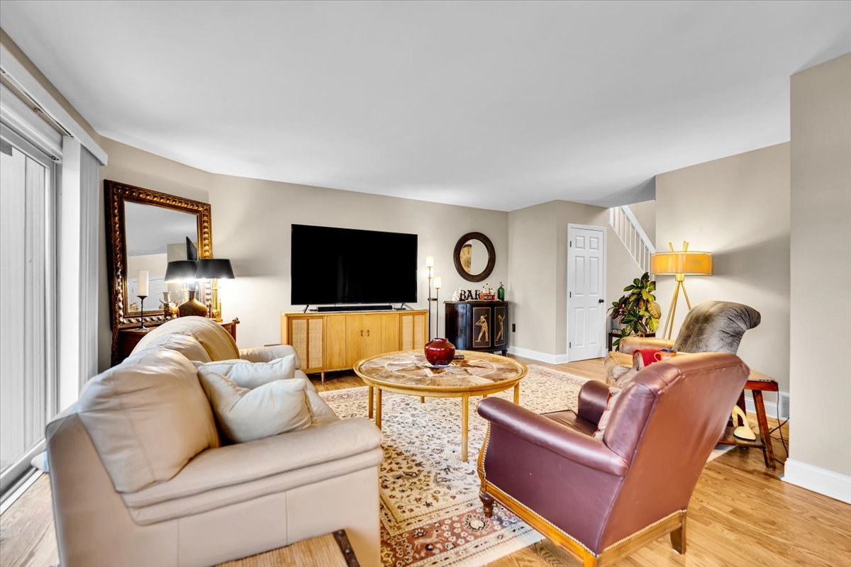 196 Shoreline Road Lake Barrington, IL 60010 - Photo 8 of 33