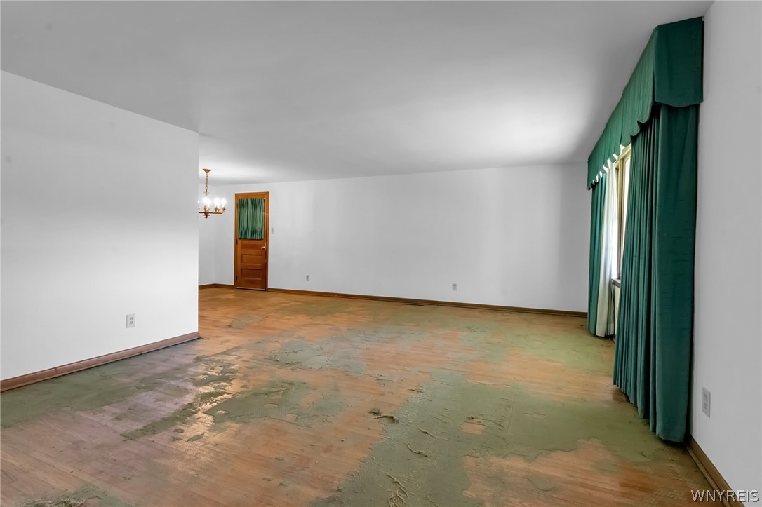 8130 Packard Road Niagara, NY 14304 - Photo 9 of 24 Living room
