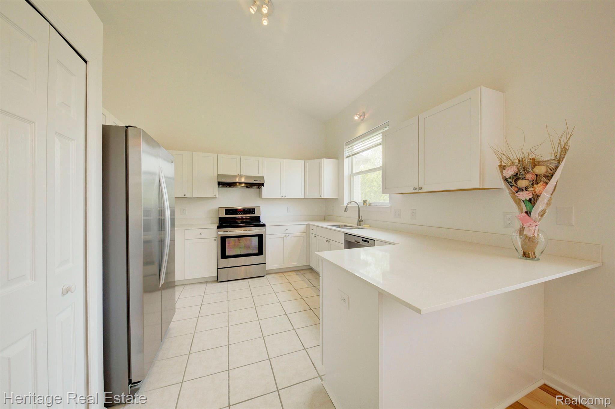 111 Eagle Ridge Road Lake Orion, MI 48360 - Photo 17 of 56 kitchen