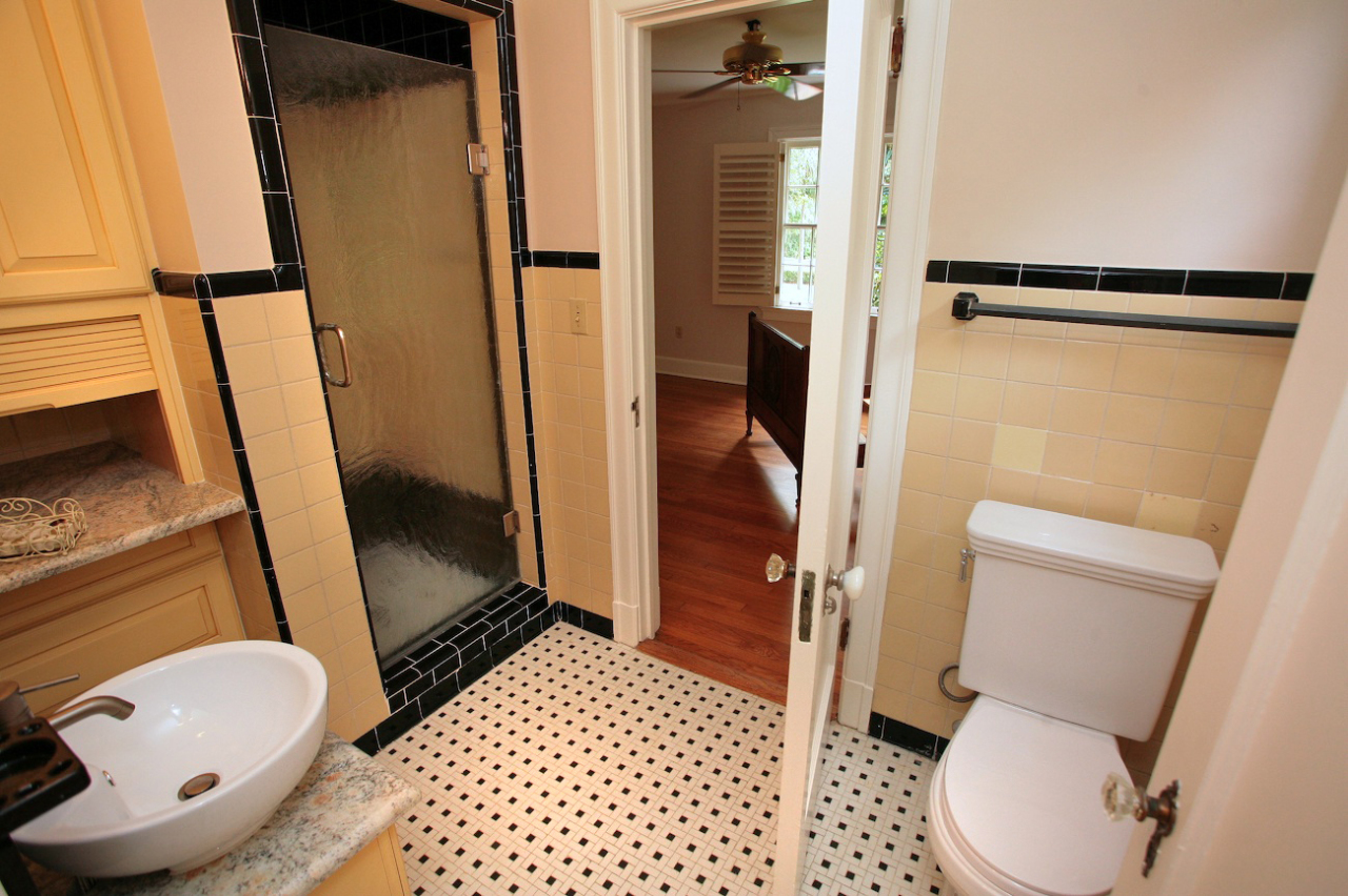 2325 River Road Jacksonville, FL 32207 - Photo 13 of 25 Bathroom