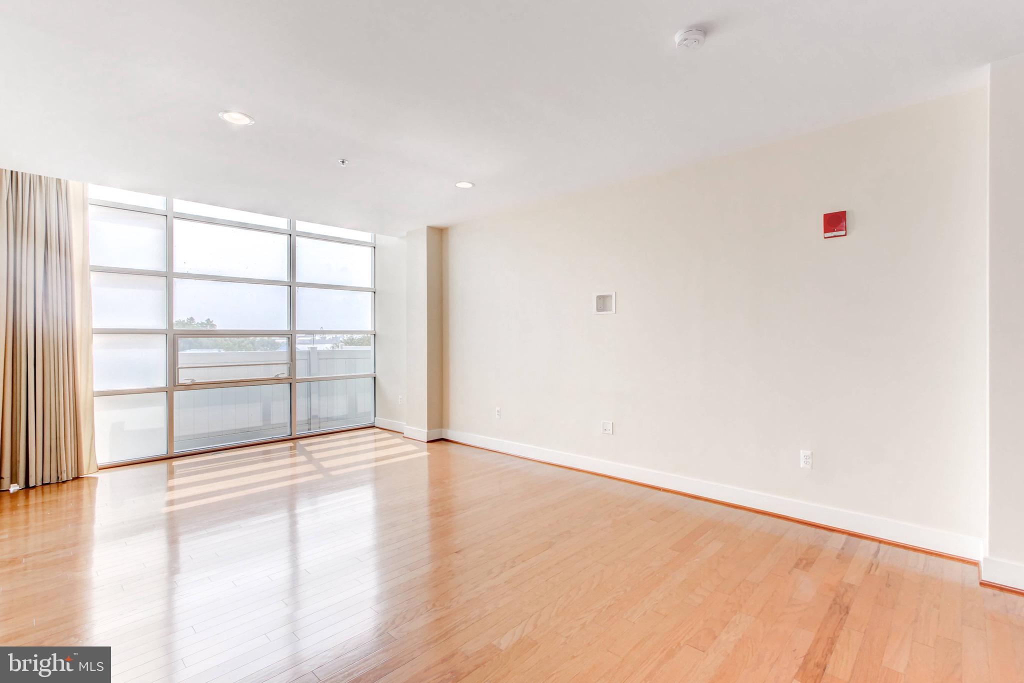 2772 Lighthouse Point East, Unit 202 Baltimore, MD 21224 - Photo 5 of 35 Living Room