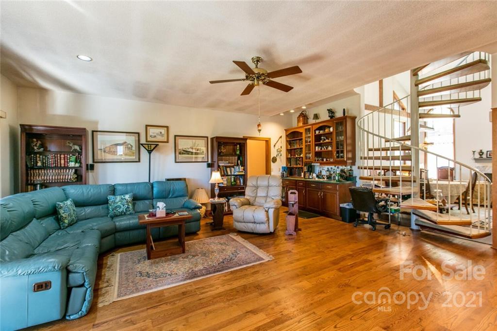 4470 Cove Loop Road Hendersonville, NC 28739 - Photo 11 of 46 Gallery Image 11