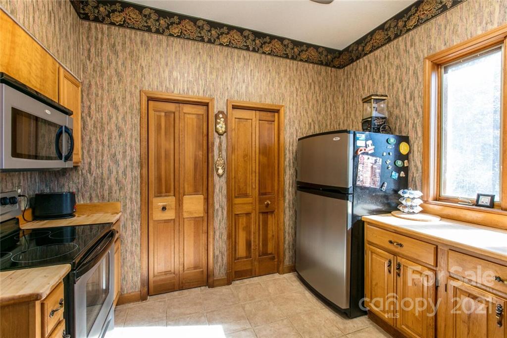 4470 Cove Loop Road Hendersonville, NC 28739 - Photo 12 of 46 Gallery Image 12