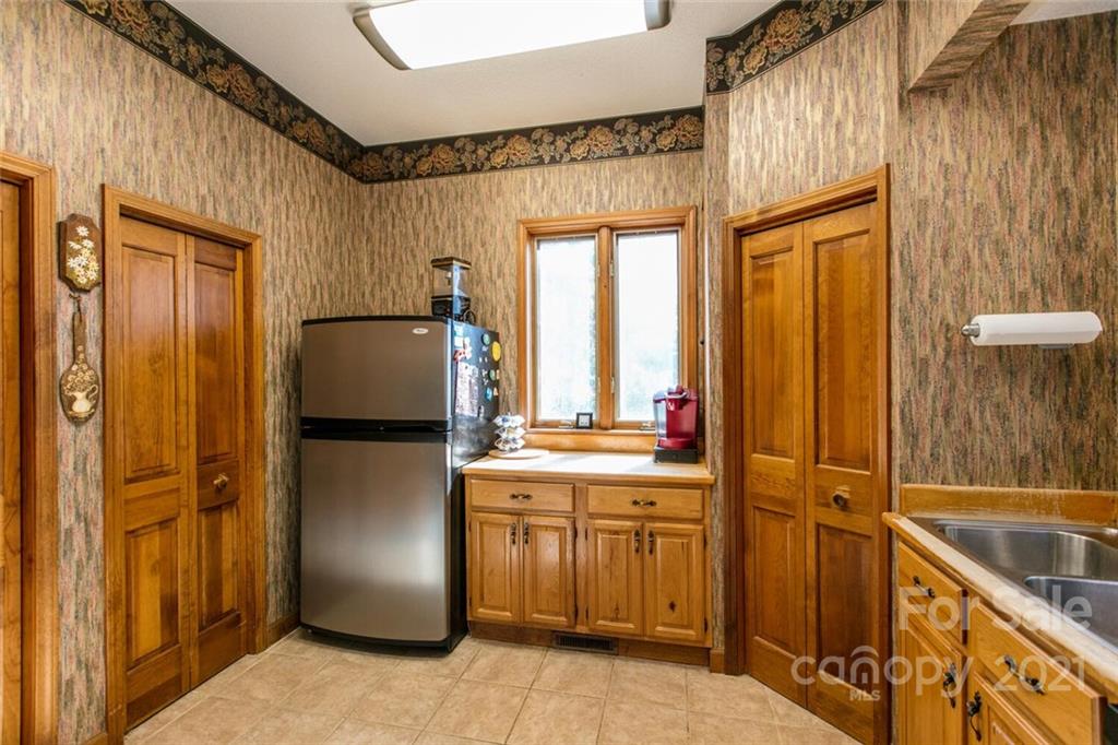 4470 Cove Loop Road Hendersonville, NC 28739 - Photo 13 of 46 Gallery Image 13