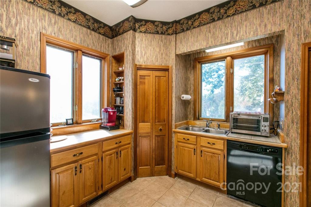 4470 Cove Loop Road Hendersonville, NC 28739 - Photo 14 of 46 Gallery Image 14