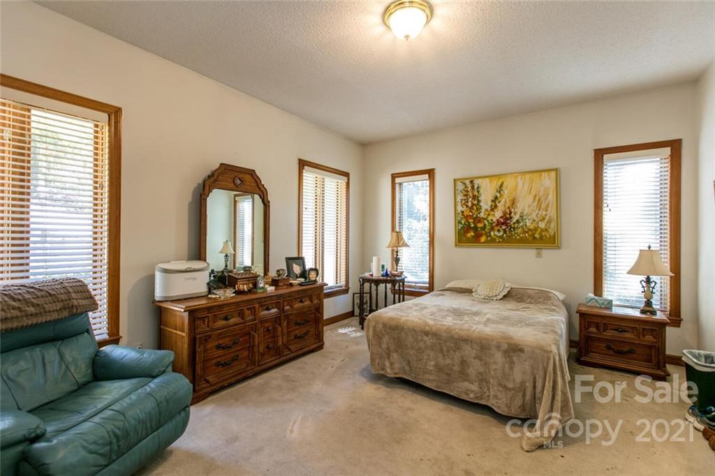 4470 Cove Loop Road Hendersonville, NC 28739 - Photo 17 of 46 Gallery Image 17