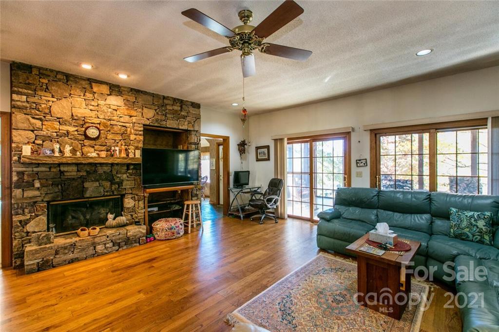 4470 Cove Loop Road Hendersonville, NC 28739 - Photo 10 of 46 Gallery Image 10