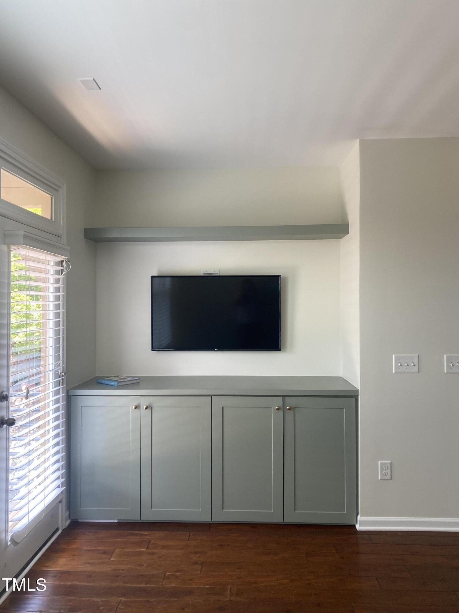 1571 Rodessa Run Raleigh, NC 27607 - Photo 4 of 25 a living room with a bookshelf