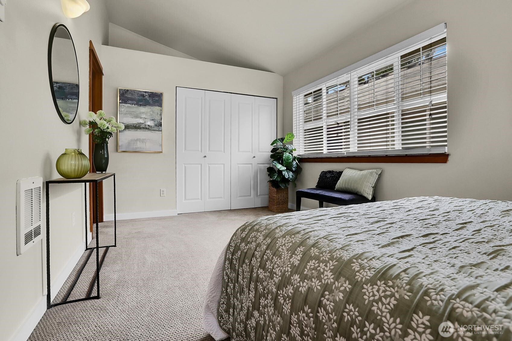 9236 Interlake Avenue North, Unit B Seattle, WA 98103 - Photo 13 of 20