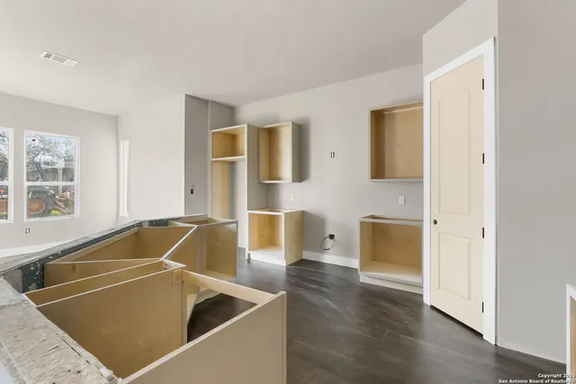 $995,000 | 731 County Road 356, Adkins, TX 78101