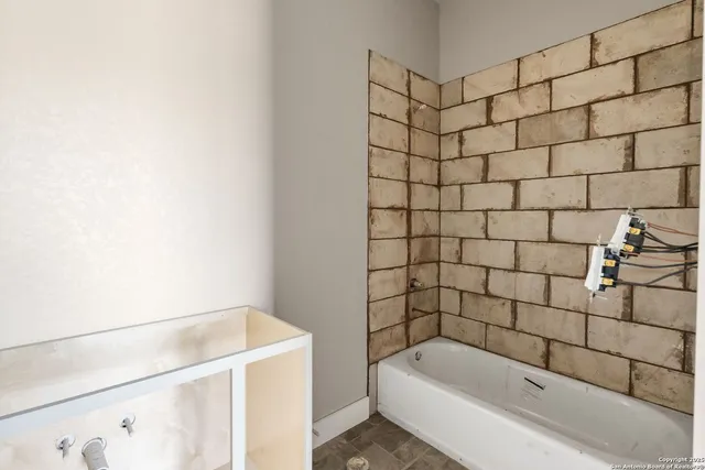 $995,000 | 731 County Road 356, Adkins, TX 78101