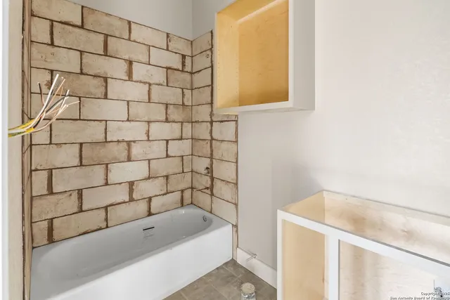 $995,000 | 731 County Road 356, Adkins, TX 78101