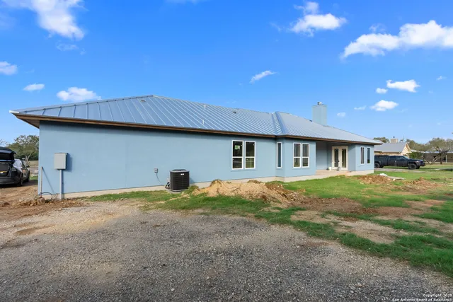 $995,000 | 731 County Road 356, Adkins, TX 78101