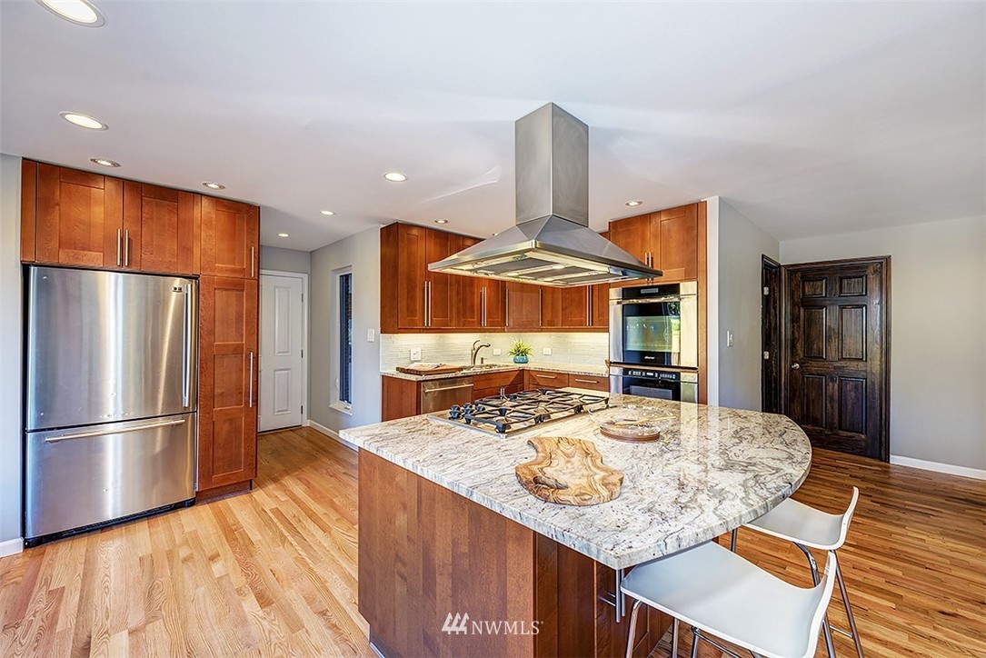 8712 196th Street Southwest Edmonds, WA 98026 - Photo 4 of 22 Gallery Image 4