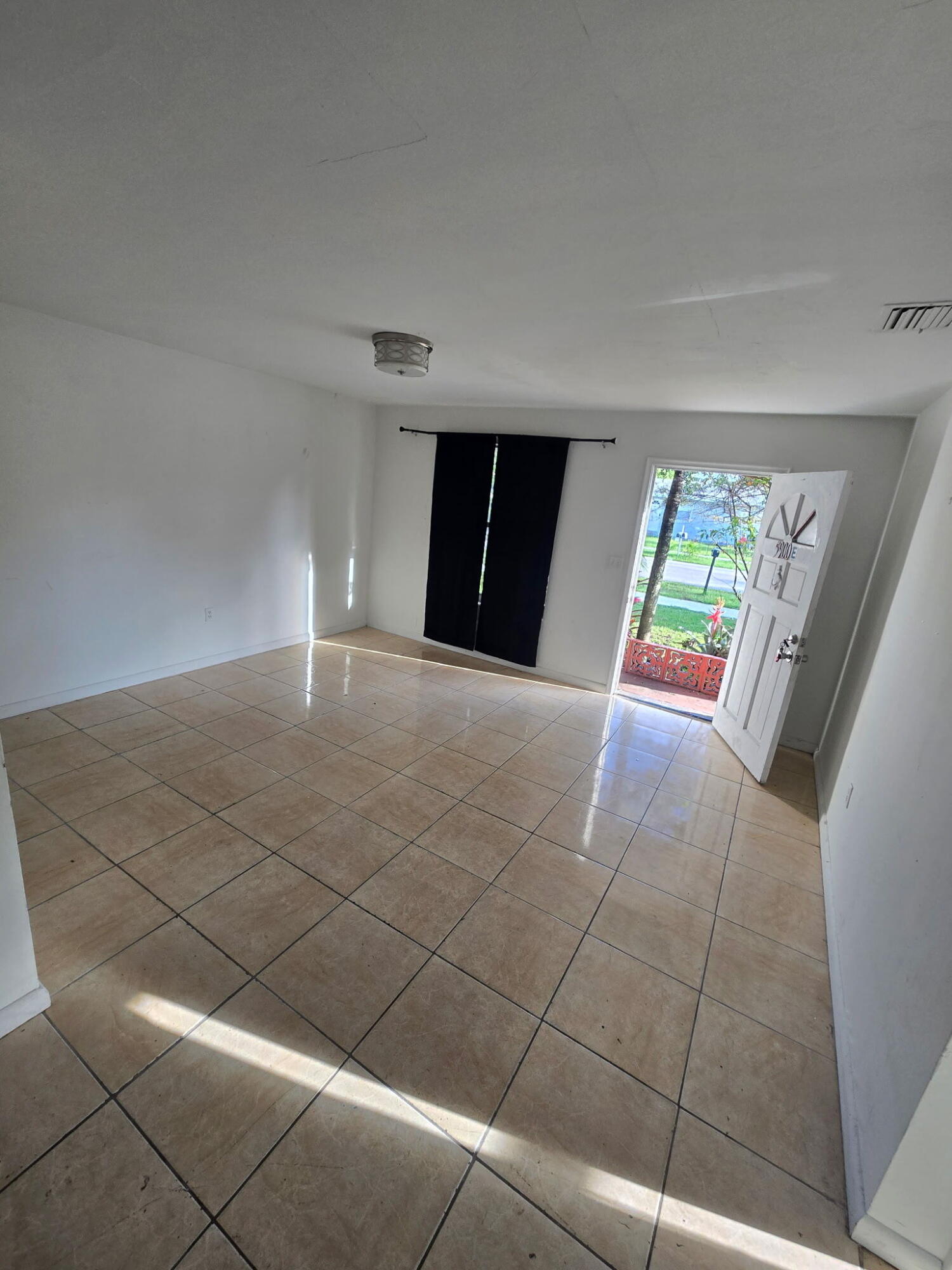5900 Garfield Street, Unit E Hollywood, FL 33021 - Photo 4 of 9 1000345115