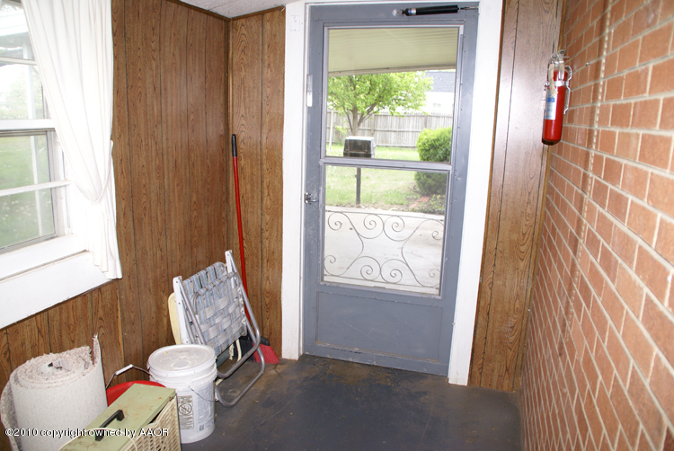 5124 Arden Road Amarillo, TX 79110 - Photo 30 of 42 a living room with furniture and a window