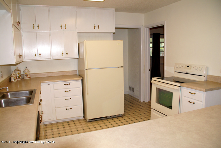 5124 Arden Road Amarillo, TX 79110 - Photo 10 of 42 a kitchen with cabinets appliances and a counter space