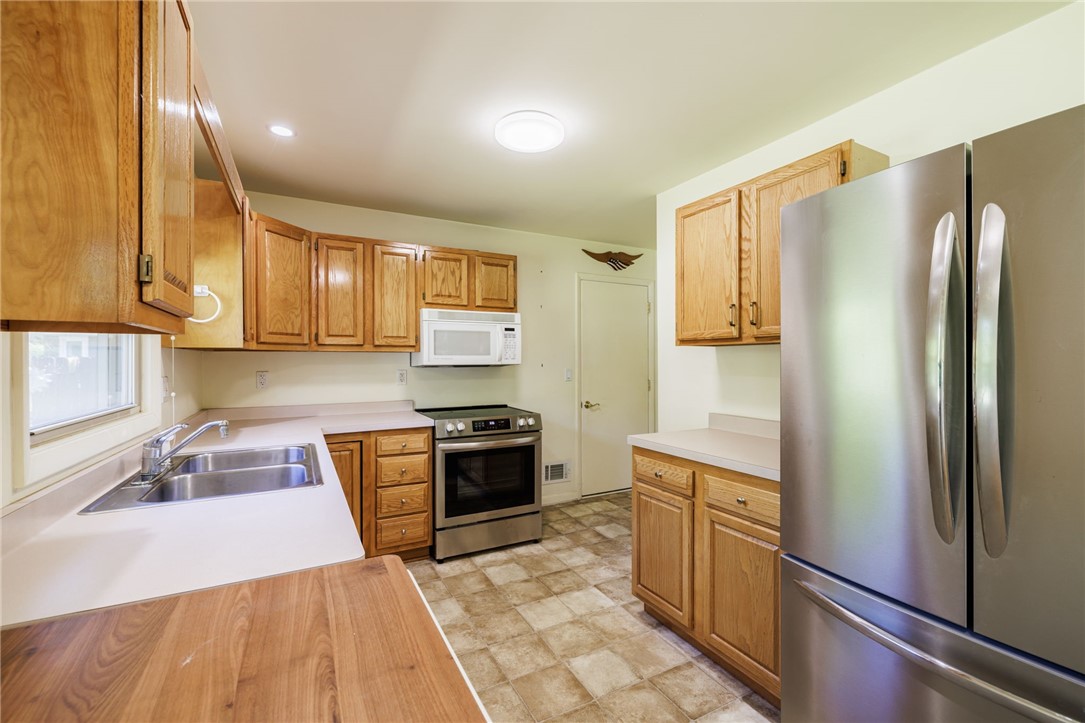 1254 Shoecraft Road Penfield, NY 14580 - Photo 10 of 25