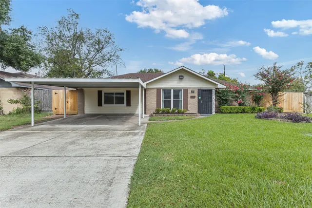 front view of house with a yard